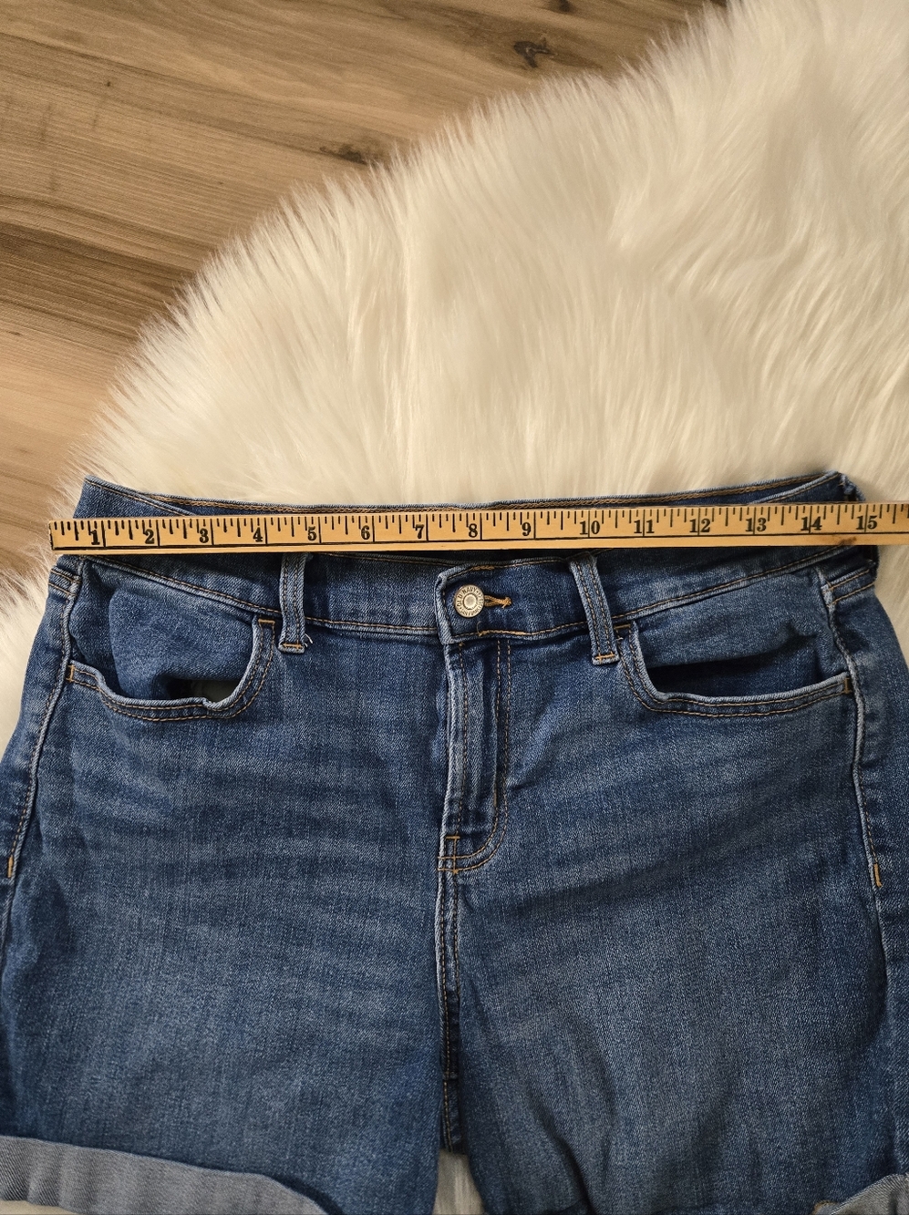 Old Navy Mid-Rise Jean Shorts - Picture 6 of 6